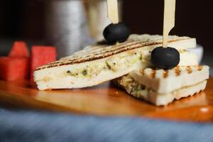 grillé poulet sandwich avec frites seau servi dans en bois planche isolé sur serviette de table côté vue de petit déjeuner nourriture photo