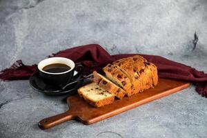 mélanger fruit gâteau tranche servi sur en bois planche avec tasse de noir café isolé sur serviette de table côté vue de français petit déjeuner cuit nourriture article photo