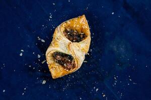 épinard bouffée avec sucré blé isolé sur bleu Contexte Haut vue de sarriette casse-croûte nourriture photo