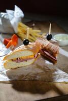robuste rôti du boeuf Cheddar sandwich avec Mayonnaise tremper avec frites servi dans en bois planche isolé sur serviette de table côté vue de petit déjeuner nourriture photo