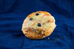 mini Pizza isolé sur bleu Contexte côté vue de sarriette casse-croûte vite nourriture photo