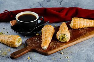 crème rouleau ou crème petits pains servi sur en bois planche avec tasse de noir café isolé sur serviette de table côté vue de français petit déjeuner cuit nourriture article photo