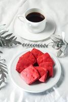 croquant biscuits des biscuits servi dans assiette avec noir café isolé sur table côté vue de américain café cuit nourriture photo