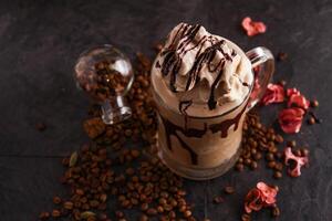 moka Chocolat avec café des haricots servi dans verre isolé sur table côté vue de en bonne santé boisson photo