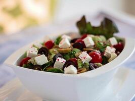 grec salade avec fromage, Olives, Cerise tomate, concombre et salade feuille servi dans plat isolé sur table fermer Haut vue de en bonne santé biologique nourriture photo