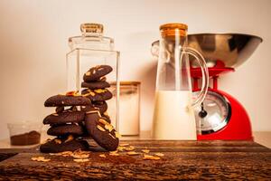 savoureux Chocolat biscuit avec cruche de Lait servi sur en bois planche côté vue de en bonne santé petit déjeuner sur table photo