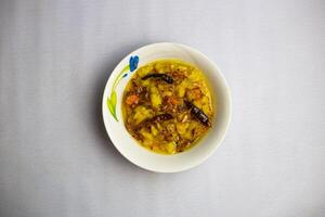 bangladeshi mélanger des légumes avec pomme de terre, tomate, frit oignon, tomate et latin servi dans Karahi isolé sur Contexte Haut vue de bangladais, Indien et pakistanais traditionnel épicé nourriture photo