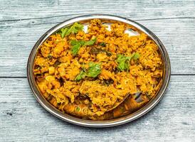 sourate puttu ou poisson ronronner servi dans plat isolé sur en bois table Haut vue de Indien épicé nourriture photo