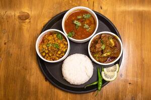 du boeuf mezbani merde korma karahi, dal Chana, chonar bon, Nihari, plaine à la vapeur riz photo