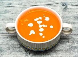 tomate soupe servi dans pot isolé sur en bois table Haut vue de Indien épicé nourriture photo