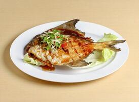 techew frit pomfret poisson servi dans plat isolé sur Contexte Haut vue Singapour nourriture photo