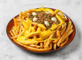 le Chili betterave fromage frites servi dans plat isolé sur gris Contexte Haut vue de Singapour nourriture photo