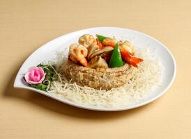 grand crevette igname avec champignon servi dans plat isolé sur Contexte Haut vue Singapour nourriture photo