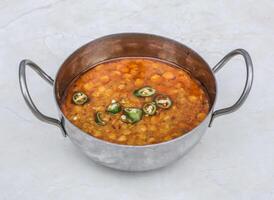 dal chana frire servi dans Karahi isolé sur gris Contexte côté vue de pakistanais et Indien épices nourriture photo