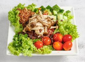 végétarien poussée bol avec champignon, tomate, concombre et salade feuille servi dans plat isolé Haut vue de Singapour nourriture photo