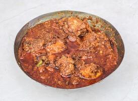 épicé poulet Karahi korma Masala avec sauce servi dans Karahi isolé sur gris Contexte côté vue de pakistanais et Indien épices nourriture photo