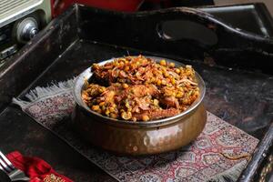 majboos poulet avec dal, dhal et lentille, servi dans plat isolé sur rouge tapis Haut vue sur table arabe nourriture photo
