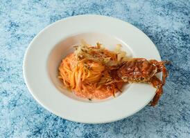 doux coquille Crabe Pâtes nooldes servi dans assiette isolé sur Contexte Haut vue de italien nourriture photo