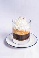 irlandais crème café avec Chocolat servi dans pot isolé sur Contexte côté vue de café boisson photo