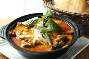 curry du boeuf pointe de poitrine casserole nouilles servi dans naissance isolé sur table Haut vue de Pot en terre cuite photo