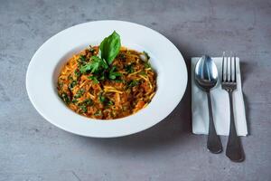 bolognaise spegetti servi dans plat isolé sur gris Contexte Haut vue de Bahreïn nourriture photo