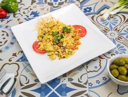 Oeuf avec tomates servi dans plat isolé sur table Haut vue de arabe nourriture photo