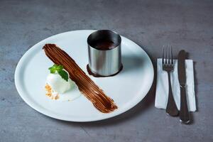 fondant Chocolat avec la glace rame servi dans plat isolé sur gris Contexte Haut vue de Bahreïn nourriture photo