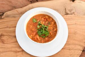 faute medames ou mudamas et mudammas des haricots servi dans plat isolé sur en bois table Haut vue milieu est petit déjeuner nourriture photo