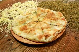 fromage et thym tarte avec sésame des graines servi dans en bois planche isolé sur table côté vue de arabe nourriture photo