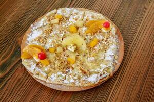 fruit tarte avec ananas et pêche servi dans en bois planche isolé sur table côté vue de arabe nourriture photo