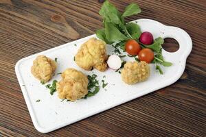 rôti choufleur avec Cerise tomate et coriandre servi dans plat isolé sur table côté vue de arabe nourriture photo