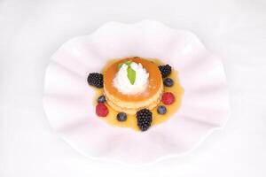 classique crème caramel pudding gâteau servi dans plat isolé Contexte Haut vue de arabe dessert cuire nourriture photo