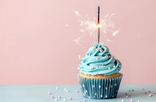 petit gâteau avec bleu Glaçage et cierge magique photo