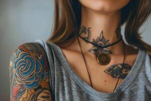 ai généré femme avec tatouage sur sa corps photo