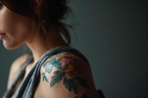 ai généré femme avec tatouage sur sa corps photo