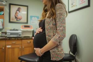 femme enceinte mère attendre pour prénatal vérification dans clinique attendre pièce photo