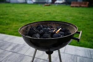 brûlant charbons pour barbecue pendant une pique-nique photo