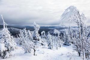 paysage d'hiver du haut de la montagne au canada, québec photo