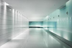 murs de verre rétro-éclairés dans un couloir futuriste souterrain photo