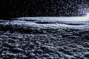 texture de neige rétroéclairée pendant la tempête de neige la nuit