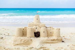 château de sable cubain avec le drapeau du pays à cuba photo