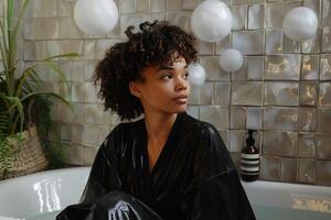 ai généré une noir femme avec frisé cheveux, habillé dans une peignoir de bain, est assise sur une baignoire photo