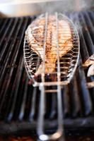 poisson sur le grill photo