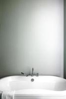 salle de bain moderne utilisant des couleurs pastel vertes douces