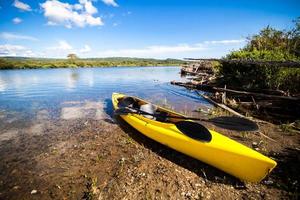 kayak jaune prêt à être utilisé photo