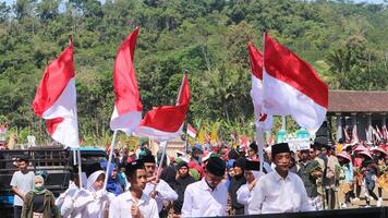 Ambarawa, août 17e 2023. indonésien élèves apporter rouge blanc drapeaux dans la cérémonie célébrer indépendance journée. photo