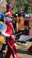 batteurs dans rouge et blanc uniformes Mars dans le indonésien indépendance journée parade photo