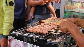 délicieux sosis Bakar barbecue saucisse dans indonésien rue marché. photo