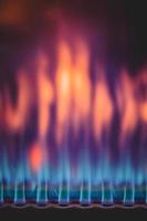 gros plan de la combustion d'une flamme de gaz colorée photo