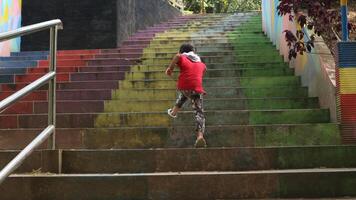 garçons en jouant dans le parc, fonctionnement en haut le coloré escaliers photo